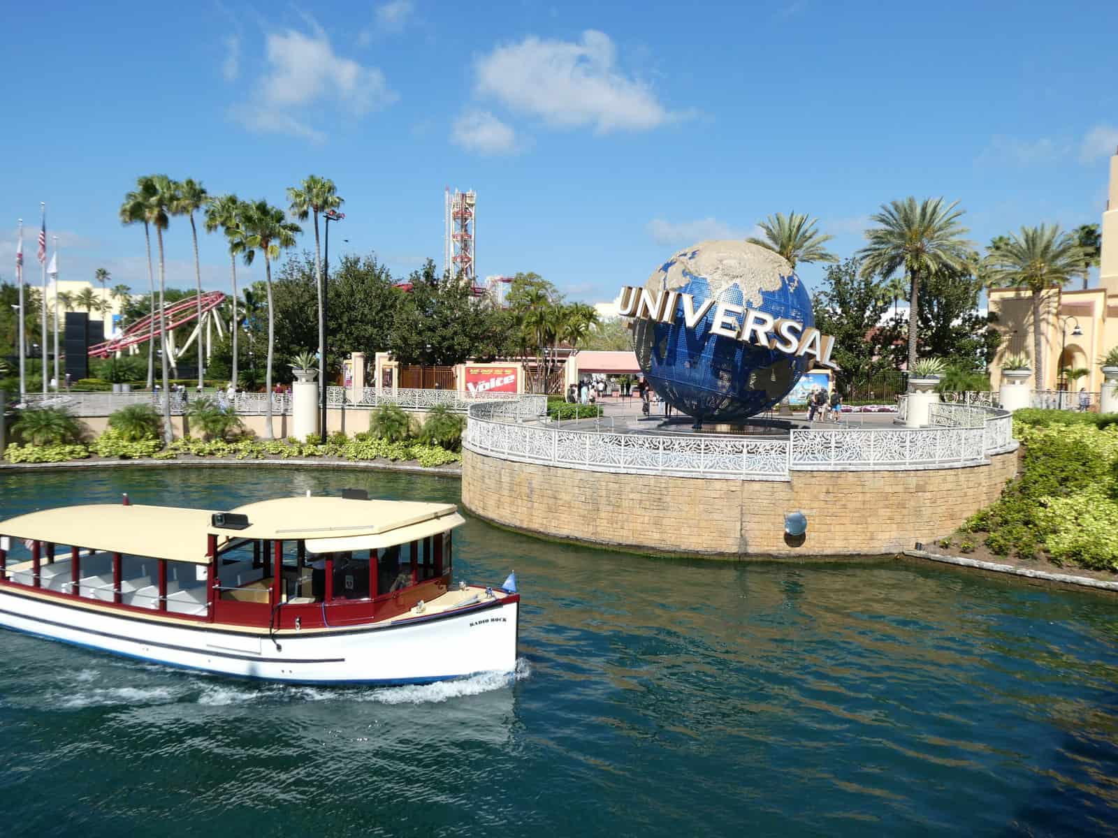 Hier beginnt das Abenteuer: der imposante Universal Globus vor dem Eingang der Universal Studios in Orlando.